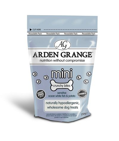 Лакомство Arden Grange Crunchy Bites Mini Sensitive для чувствительных собак мелких пород, 0,25 кг