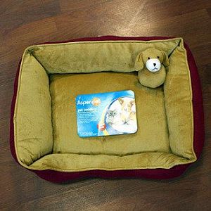Лежак Petmate для кошек и мелких собак, с мягкими бортиками и игрушкой, прямоугольный, 51х43×15 см