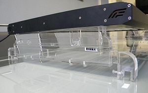 Держатель акриловый для четырехламповых светильников CL/CLL, на отбортовку